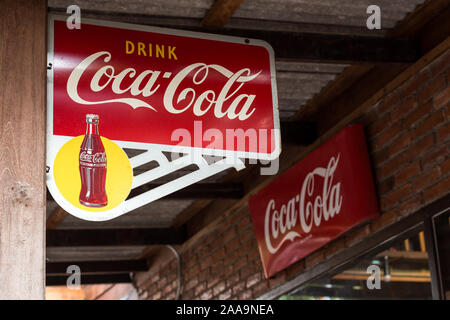 Bangkok, Thailandia, Agosto 2018 : Etichetta di coke sono stati visualizzati in un involucro di vetro negozio di antiquariato in Thailandia. Foto Stock