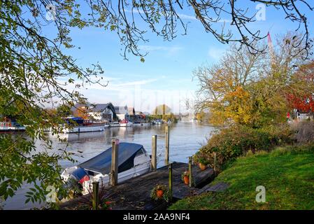 Il fiume il Tamigi a Laleham, Staines su una soleggiata giornata autunnale, Surrey in Inghilterra REGNO UNITO Foto Stock