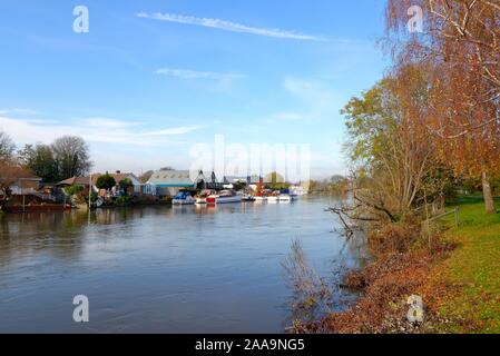 Il fiume il Tamigi a Laleham, Staines su una soleggiata giornata autunnale, Surrey in Inghilterra REGNO UNITO Foto Stock