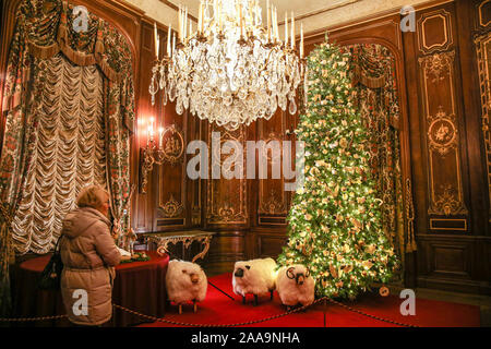 Aylesbury, Buckinghamshire UK 20 Novembre 2019 Waddesdon Manor Natale, Buckinghamshire le decorazioni per la casa hanno preso ispirazione dai canti tradizionali alle contemporanee canzoni di Natale. L'agrifoglio e l'Edera a Irving Berlin e una cascata di Natale in vinile hits. Con decorazioni di abbagliamento e scintillanti alberi.Paolo Quezada-Neiman/Alamy Live News Foto Stock