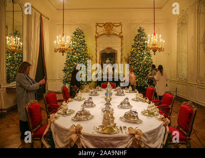 Aylesbury, Buckinghamshire UK 20 Novembre 2019 Waddesdon Manor Natale, Buckinghamshire le decorazioni per la casa hanno preso ispirazione dai canti tradizionali alle contemporanee canzoni di Natale. L'agrifoglio e l'Edera a Irving Berlin e una cascata di Natale in vinile hits. Con decorazioni di abbagliamento e scintillanti alberi.Paolo Quezada-Neiman/Alamy Live News Foto Stock