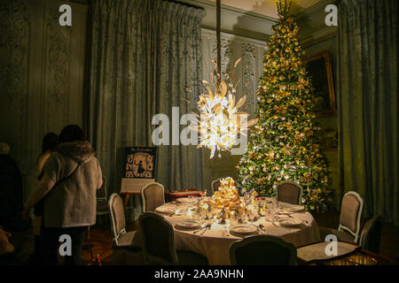 Aylesbury, Buckinghamshire UK 20 Novembre 2019 Waddesdon Manor Natale, Buckinghamshire le decorazioni per la casa hanno preso ispirazione dai canti tradizionali alle contemporanee canzoni di Natale. L'agrifoglio e l'Edera a Irving Berlin e una cascata di Natale in vinile hits. Con decorazioni di abbagliamento e scintillanti alberi.Paolo Quezada-Neiman/Alamy Live News Foto Stock