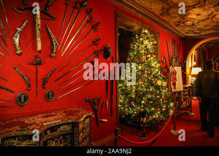 Aylesbury, Buckinghamshire UK 20 Novembre 2019 Waddesdon Manor Natale, Buckinghamshire le decorazioni per la casa hanno preso ispirazione dai canti tradizionali alle contemporanee canzoni di Natale. L'agrifoglio e l'Edera a Irving Berlin e una cascata di Natale in vinile hits. Con decorazioni di abbagliamento e scintillanti alberi.Paolo Quezada-Neiman/Alamy Live News Foto Stock