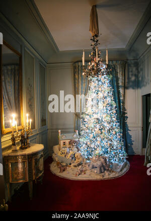 Aylesbury, Buckinghamshire UK 20 Novembre 2019 Waddesdon Manor Natale, Buckinghamshire le decorazioni per la casa hanno preso ispirazione dai canti tradizionali alle contemporanee canzoni di Natale. L'agrifoglio e l'Edera a Irving Berlin e una cascata di Natale in vinile hits. Con decorazioni di abbagliamento e scintillanti alberi.Paolo Quezada-Neiman/Alamy Live News Foto Stock