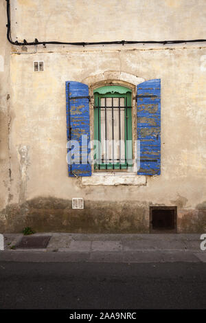 Finestra di una casa con un dipinto di blu tradizionale persiane di legno su una strada di Arles, a sud della Francia. Foto Stock