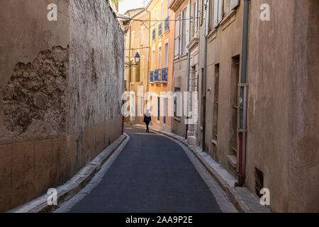 Strada stretta nell'area della città vecchia di Beziers, Francia. Foto Stock