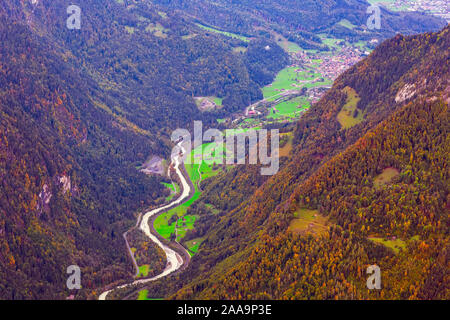 Valle di Lauterbrunnen e le montagne delle Alpi svizzere, Svizzera antenna vista autunno nella regione della Jungfrau Foto Stock