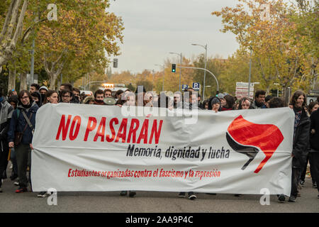 Manifestazione studentesca dell'ottantatreesimo anniversario della morte storica della spagnola leader anarchico Buenaventura Durritu, su Complutense Avenue, il Foto Stock