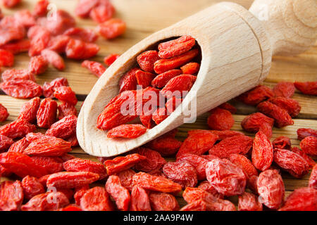 Essiccati Goji bacche e cucchiaio di legno Foto Stock