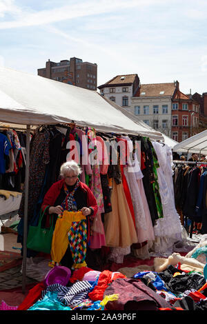 Marzo au Puces - Giornalmente aperto il mercato delle pulci a Place du Jeu de la sfera, Bruxelles, Belgio. Foto Stock