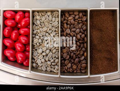 Frutta caffè crudo, fagiolini, il caffè torrefatto in grani e macinato Foto Stock