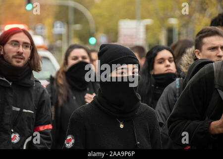 Manifestazione studentesca dell'ottantatreesimo anniversario della morte storica della spagnola leader anarchico Buenaventura Durritu, su Complutense Avenue, il Foto Stock