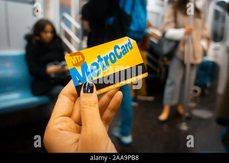 Donna che mantiene una MetroCard a New York City. Foto Stock
