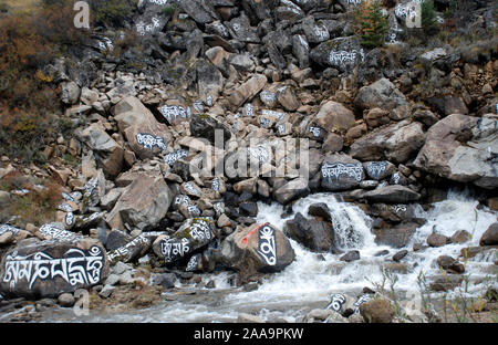 Una roccia dipinta con una preghiera buddista in Cina Sichuan Foto Stock