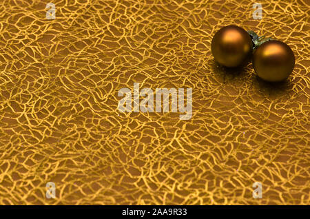Sfondo per scheda di natale con pattern d'oro e due golden baubles di Natale e lo spazio per i propri desideri Foto Stock
