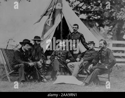 La guerra civile Il Mag. Gen. Philip Sheridan e suoi generali di fronte Sheridan's tenda, 1864. Da sinistra a destra: Wesley Merritt, David McM.Gregg, Sheridan, Henry E. Davies (in piedi), James H. Wilson, e Alfred Torbert. Foto Stock