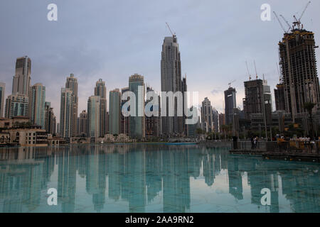 Cielo grigio sopra la circostante dello Skyline di Dubai Mall fontane Foto Stock