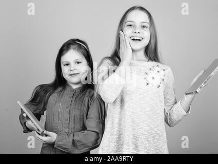 Favola preferita. Sorelle pick libri da leggere insieme. Adorabili ragazze  amano i libri. Diari segreti o