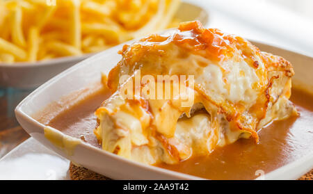 Il delizioso 'Francesinha' è un tipico piatto di Oporto. Foto Stock