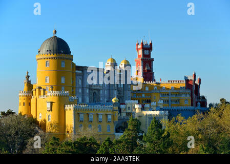 Palácio da Pena, costruita nel XIX secolo sulle colline sopra Sintra, nel mezzo di un sito Patrimonio Mondiale dell'UNESCO. Sintra, Portogallo Foto Stock