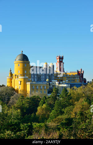 Palácio da Pena, costruita nel XIX secolo sulle colline sopra Sintra, nel mezzo di un sito Patrimonio Mondiale dell'UNESCO. Sintra, Portogallo Foto Stock
