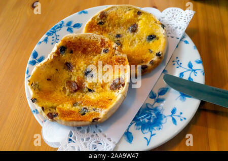 Imburrata teacakes tostato a colazione o il tè del pomeriggio merenda in Inghilterra, Regno Unito Foto Stock