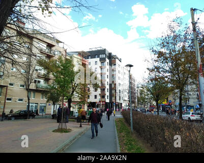 Crveni Krst, Vracar, Belgrado, Serbia - Novembre 18, 2019: piazza con alberi e nuovi edifici accanto ad esso Foto Stock