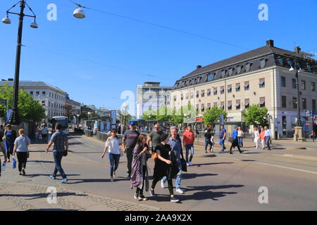 Pedoni di attraversare la strada a Göteborg city centre in Svezia, durante l'estate. Foto Stock