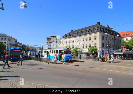 Pedoni, un bus e un tram nella città di Göteborg in Svezia, durante l'estate. Foto Stock