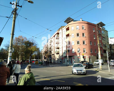 Crveni Krst, Vracar, Belgrado, Serbia - Novembre 18, 2019: piazza e incrocio con alberi nuovi edifici ad angolo Foto Stock