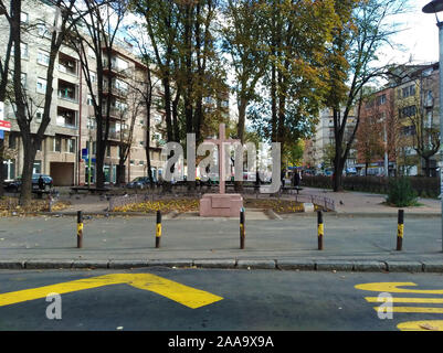 Crveni Krst, Vracar, Belgrado, Serbia - Novembre 18, 2019: parco con alberi secolari e piccolo punto di riferimento storico - Monumento a croce Foto Stock