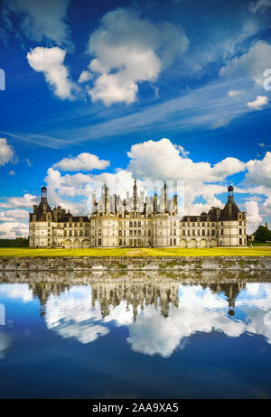 Chateau de Chambord, royal medievale castello francese e di riflessione. Valle della Loira, in Francia, in Europa. Unesco patrimonio dell'umanità. Foto Stock