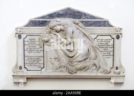 La Cappella Del Re, Main Street, Gibilterra. Marmo memoriale di pietra a 3 volte governatore di Gibilterra tenente generale Sir Robert Boyd, alto sulla parete posteriore Foto Stock