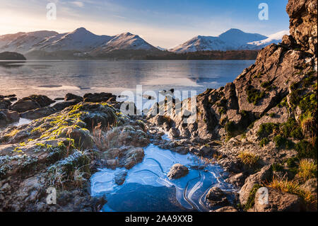 Winter Lake District congelati Derwent Water e oltre sono Catbells, Newlands & valle coperta di neve Coledale Fells compresi Causey Pike Foto Stock