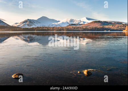Winter Lake District congelati Derwent Water e oltre sono Newlands & valle coperta di neve Coledale Fells compresi Causey Pike e Grisedale Pike Foto Stock