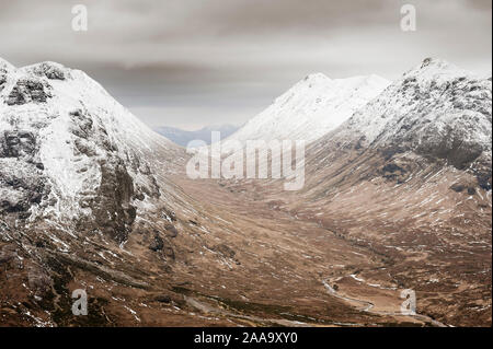 Un inverno vista la glaciale a forma di u che collega la valle Glen Coe a Glen Etive chiamato Lairig Gartain Foto Stock