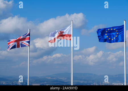 Bandiere del Regno Unito, di Gibilterra & dell'Unione europea che volano alla batteria della principessa Caroline, di Willis Road, di Gibilterra Foto Stock