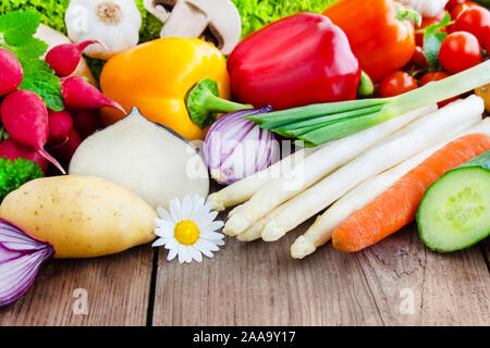 Vari ortaggi su sfondo di legno Foto Stock