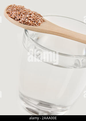 Frumento indiano e un bicchiere di acqua Foto Stock