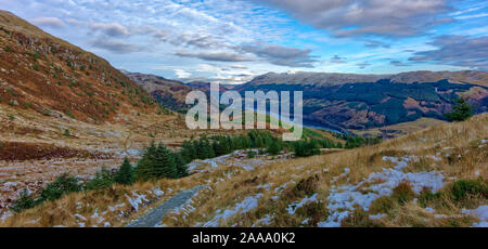 La vista dal Ben Ledi, vicino a Callander, Stirlingshire, Scozia guardando in giù verso il Loch Lubnaig. Foto Stock