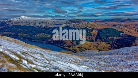 La vista dal Ben Ledi, vicino a Callander, Stirlingshire, Scozia guardando in giù verso il Loch Lubnaig. Una casa di Lone è visibile sulla collina. Foto Stock