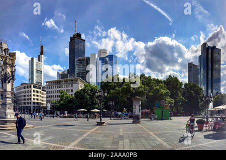 Frankfurt am Main, Germania - 21 Luglio 2017: un panorama che mostra i grattacieli di Francoforte in una calda giornata estiva, tutti visto da Opernplatz. Foto Stock