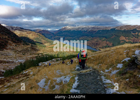 Hillwalkers scendono dal vertice di Ben Ledi, vicino a Callander, Stirlingshire, Scozia Foto Stock