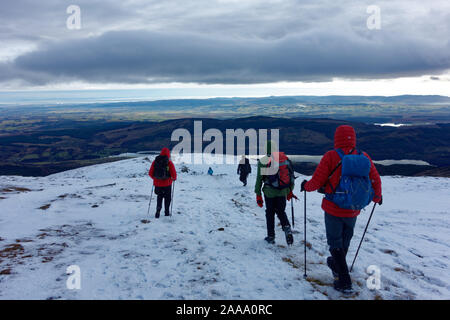 Hillwalkers scendono dal vertice di Ben Ledi, vicino a Callander, Stirlingshire, Scozia Foto Stock