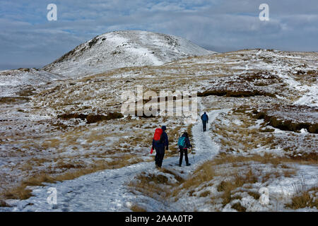 Hillwalkers vicino al vertice di Ben Ledi, vicino a Callander, Stirlingshire, Scozia Foto Stock