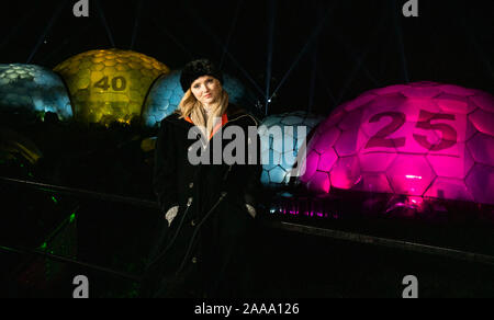 Lily Cole interruttori su un display di illuminazione, girando l'Eden Project biomi in gigante lotteria illuminato sfere per lanciare la lotteria nazionale???s ???Grazie a voi??? Campagna, che celebra 25 anni di lotteria e la più di 40 miliardi di sterline che è stata sollevata per una buona causa poiché il primo sorteggio. Foto Stock
