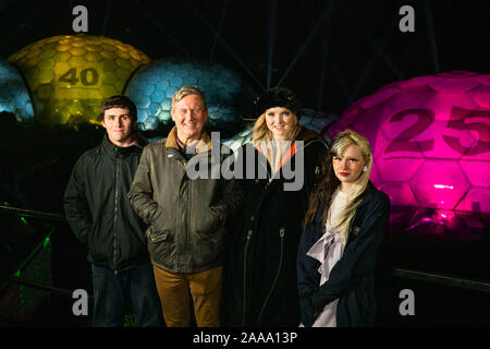 Peter Stewart, Eden Project Director di outreach e sviluppo, attivista e attrice Lily Cole con la Giordania Endean e Brogan Cawley dal Game Changer iniziativa guarda su come i biomi sono trasformate in gigante lotteria illuminato sfere per lanciare la lotteria nazionale???s ???Grazie a voi??? Campagna, che celebra 25 anni di lotteria e la più di 40 miliardi di sterline che è stata sollevata per una buona causa poiché il primo sorteggio. Foto Stock