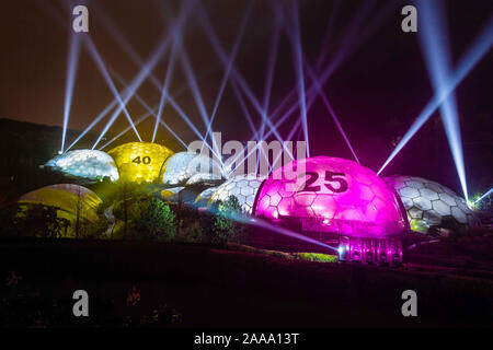 ST AUSTELL, Inghilterra - novembre 20: una notte tempo vista del progetto Eden biomi illuminato come gigante Lotteria Nazionale delle sfere per celebrare la lotteria nazionale???s venticinquesimo compleanno il 19 novembre 2019 in St Austell, Inghilterra. La Lotteria Nazionale girato l'iconica Eden Project biomi in lotteria gigante palle come parte del suo venticinquesimo compleanno. Lo stunt kick inizia #ThanksToYou, che offre ai giocatori l'entrata gratuita o offerte speciali per centinaia di lotteria nazionale finanziato luoghi e attrazioni in tutto il Regno Unito, con appena un biglietto della lotteria, come grazie per aiutare a dare sopra ??40miliardi di buone cause dal th Foto Stock