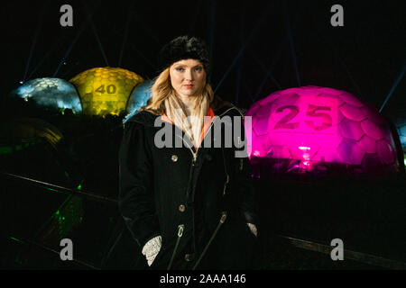 Lily Cole interruttori su un display di illuminazione, girando l'Eden Project biomi in gigante lotteria illuminato sfere per lanciare la lotteria nazionale???s ???Grazie a voi??? Campagna, che celebra 25 anni di lotteria e la più di 40 miliardi di sterline che è stata sollevata per una buona causa poiché il primo sorteggio. Foto Stock