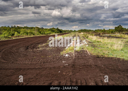 Un binario ferroviario utilizzato per l'accesso alla macchina a una torba industriale Bord na Mona tagliata via utilizzata per l'estrazione della torba vicino a Ferbane, County Offaly, Irlanda Foto Stock